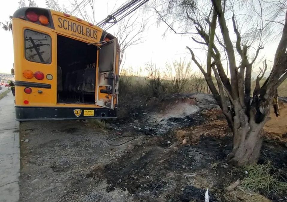 Camioneta se incendia al chocar contra poste en Guadalupe; transporte escolar resulta afectado
