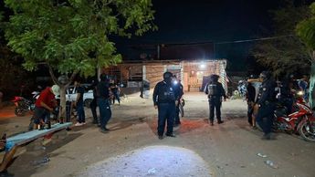 Elementos de la SSP y Guardia Nacional resguardan el predio donde operaba un palenque clandestino en Apatzingán | Foto: Cortesía
