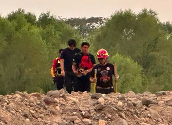 Los rescatistas extrajeron el cadáver y posteriormente lo entregaron a camilleros del IJCF | Protección Civil y Bomberos de Puerto Vallarta