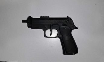 Arma réplica o de juguete decomisada al hombre detenido. | Cortesía