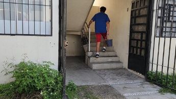 Persona acarreando agua en Tlajomulco / Pablo Núñez