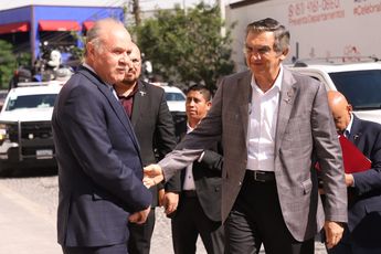 El gobernador de Tamaulipas, Américo Villarreal (der.) saludando al secretario de Gobierno de Nuevo León, Javier Navarro. | Luis Guerra