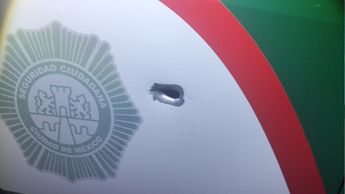 Una patrulla de la SSC con un impacto de bala en una de sus puertas tras el enfrentamiento con asaltantes en la autopista México-Puebla | SSC CdMx