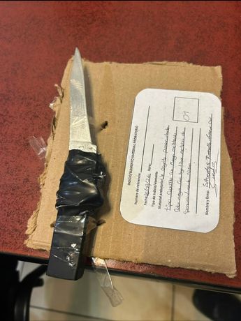 Policías municipales confiscaron las presuntas armas utilizadas tras el intento de robo.