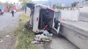 Tránsito de Monterrey arribó a la zona para abanderar y evitar algún percance adicional. | Francisco Zúñiga Esquivel