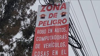 La delincuencia en la zona es tanta, que se han desplegado lonas para advertir sobre la inseguridad/ Especial