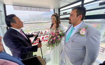 Pareja contrae matrimonio en el Mexicable / Zuleyma García.