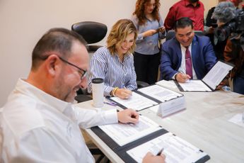 Marina Del Pilar firmando las nuevas Condiciones Generales de Trabajo / X @BCGobierno