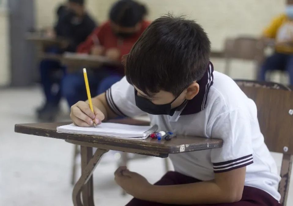 Menor usando cubrebocas en salón de clases. / Cuartoscuro