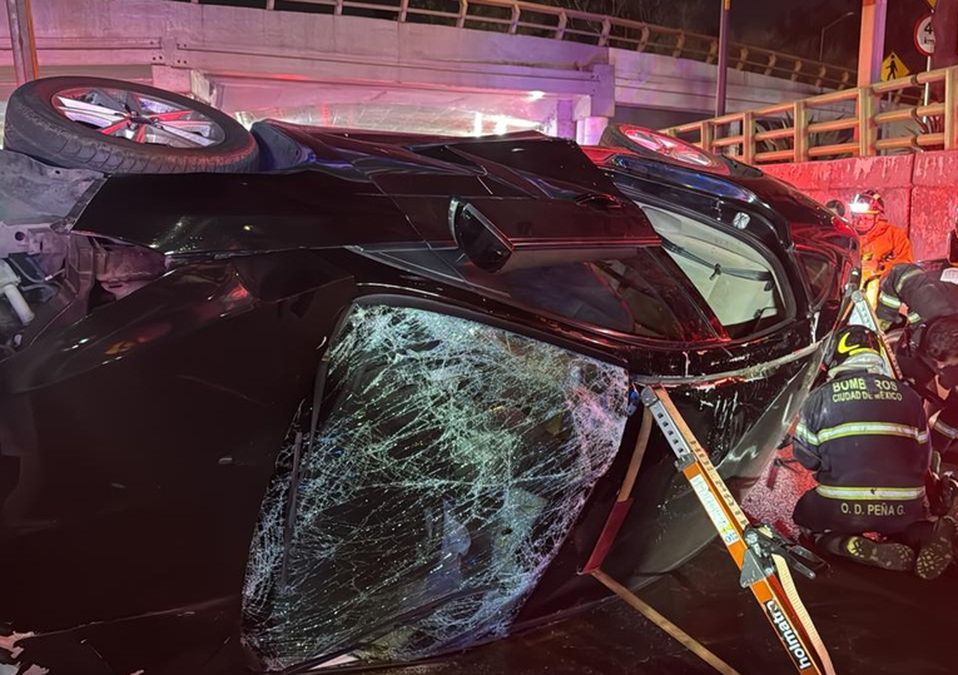 Autoridades utilizaron las tijeras de la vida y gatos hidráulicos para rescatar a dos hombres tras volcadura en Viaducto | Enrique Luna
