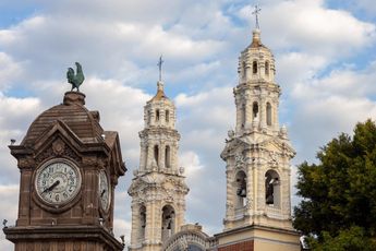 La torre con el reloj y 'El Gallito' fue donada por la colonia francesa en 1921 / Andrés Lobato