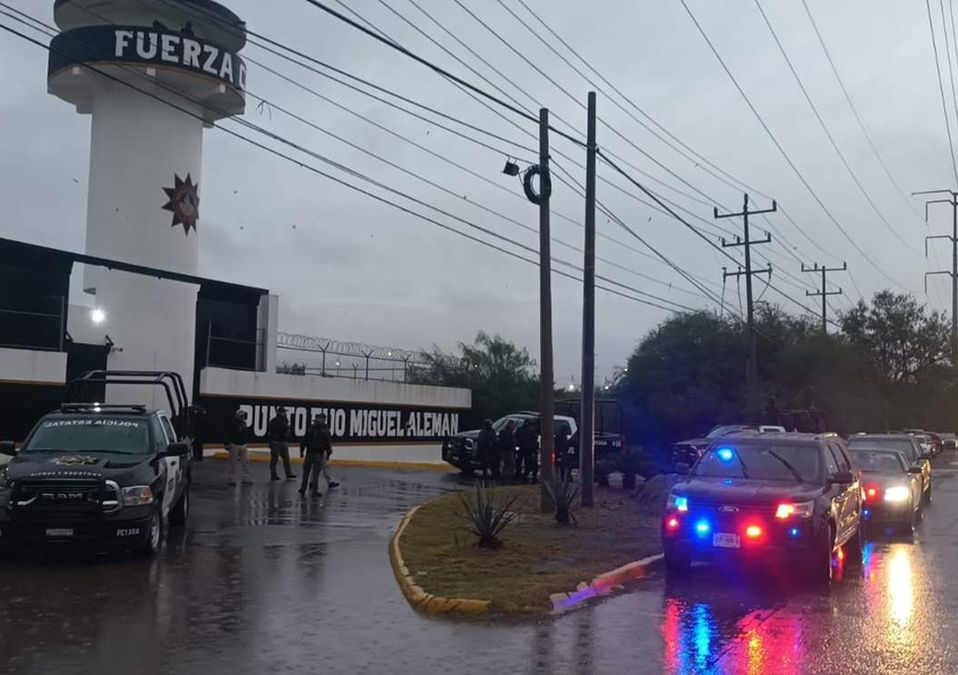 Elementos del Ejército Mexicano y de la Agencia Estatal de Investigaciones llegaron al lugar para reforzar la seguridad.