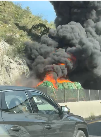 Uno de los operadores saltó de la cabina, pero cayó a un barranco al costado de la carretera, donde posteriormente fue localizado sin vida.