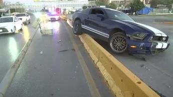 Mujer choca su auto de LUJO en bulevar Miguel Alemán y lo deja abandonado