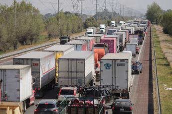 Autos de todo tipo suelen quedar varados durante los cierres de la autopista México-Puebla / Agencia Cuartoscuro