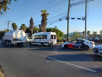 Un tren embistió a un transporte de personal. | Agustín Martínez
