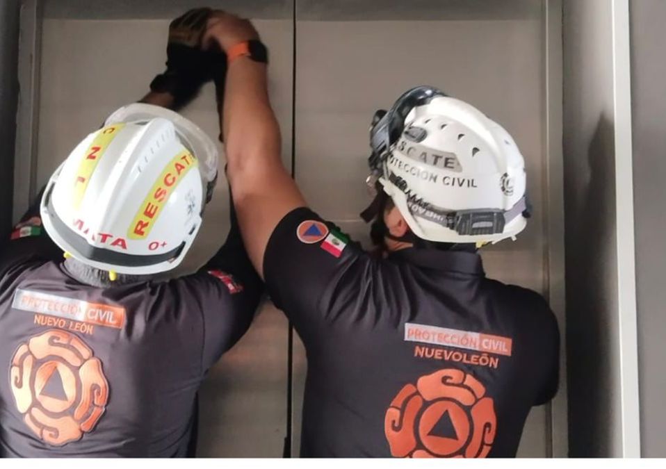 Una falla en el sistema de un elevador movilizó a cuerpos de auxilio en Monterrey, donde siete personas fueron rescatadas.| Especial