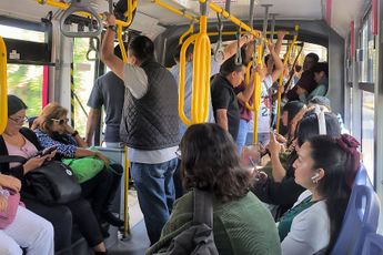 Debido a la congestión al interior de las unidades las personas deben buscar un espacio para viajar en el RUTA / Agencia Es Imagen