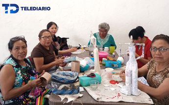 Mujeres de Puebla elaboran catrinas de cartonería en San Felipe Hueyotlipan / Abigail García