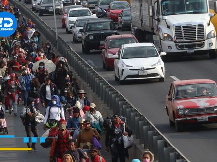 Una caravana migrante avanza a la par que los vehículos en la autopista México-Puebla / Agencia Cuartoscuro