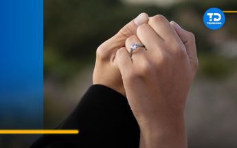 Anillo de compromiso puesto / Especial