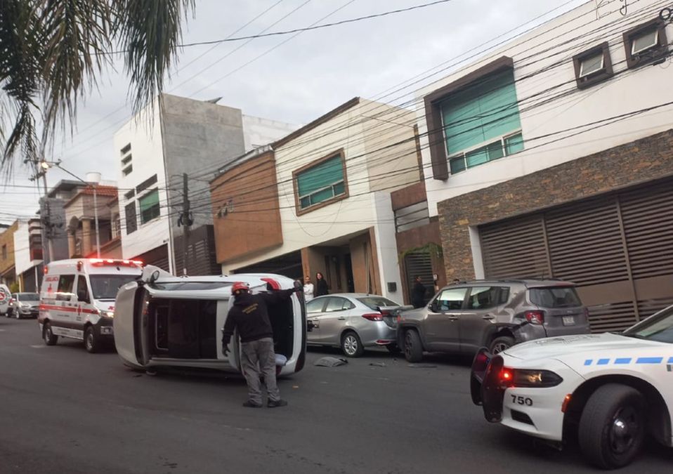 Volcadura en San Jerónimo en Monterrey deja 5 lesionados | José Luis Marroquín