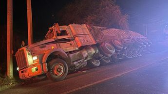 Un tráiler perdió el control y salió del camino en la Carretera Nacional luego de un choque. | Cortesía