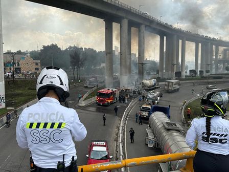 Bomberos trabajan en la zona para sofocar el fuego por explosión de pipa | Especial