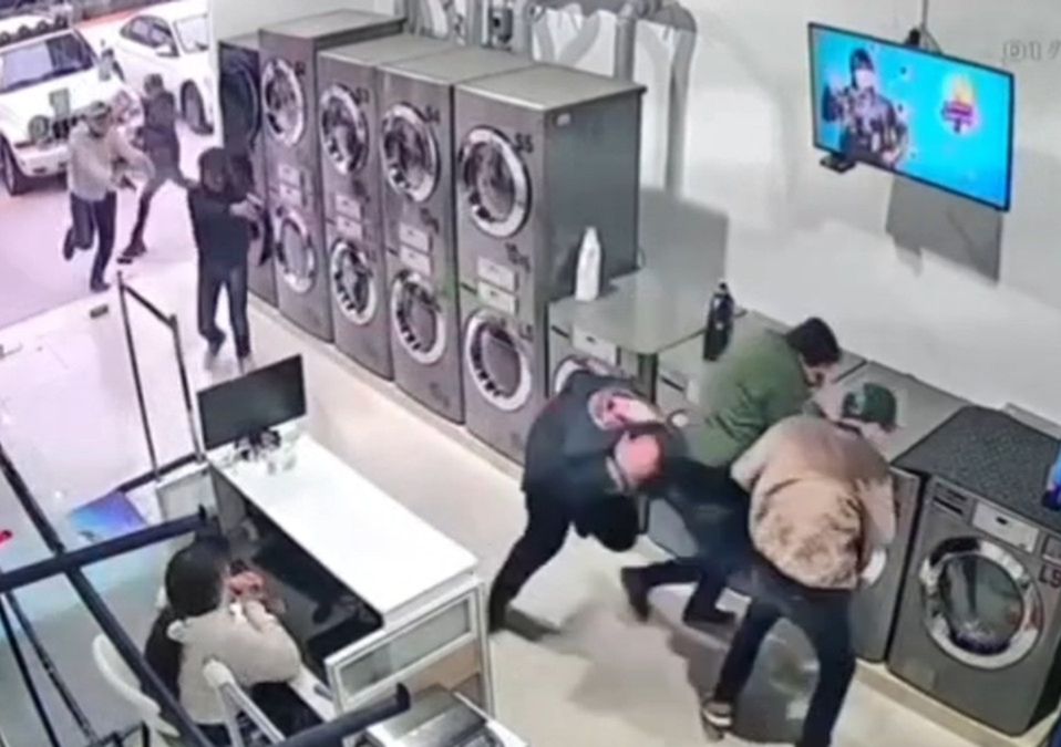 Durante la balacera, una de las víctimas logra esconderse detrás de las lavadoras, salvando su vida | Fernando Cruz