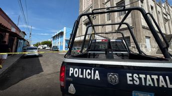 Agentes de la Fiscalía de Colima realizan el levantamiento de indicios balísticos tras la agresión a balazos | Foto: Cortesía