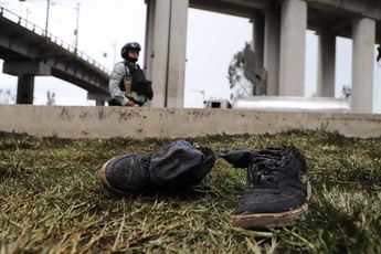 Sobre la avenida Ignacio Zaragoza, debajo del puente de La Concordia permanecen prendas quemadas  | Javier Ríos