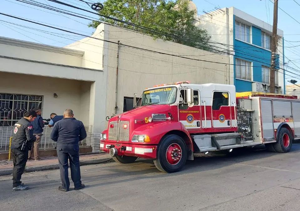 Incendio en casa abandonada provoca movilización en Monterrey