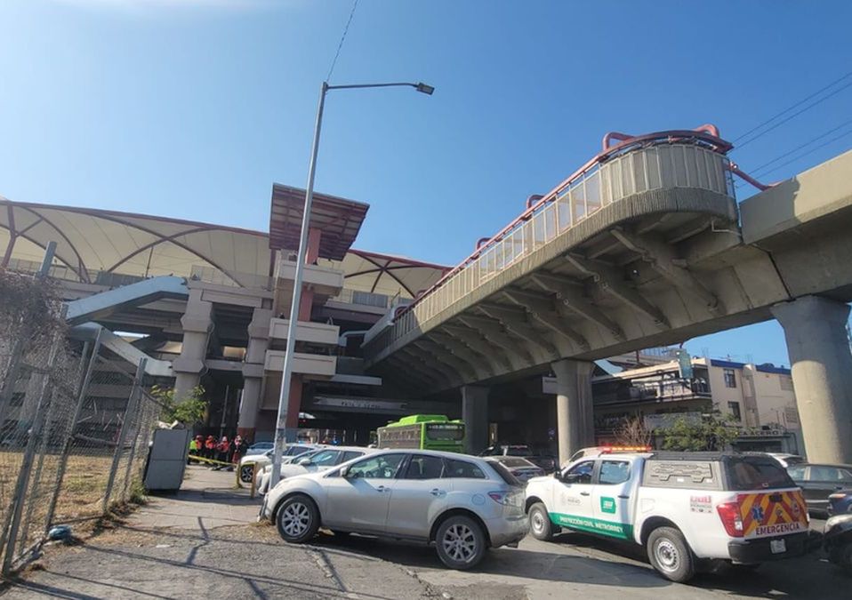 Cuerpos de auxilio atienden a mujer fallecida en la estación Félix U. Gómez.| Especial