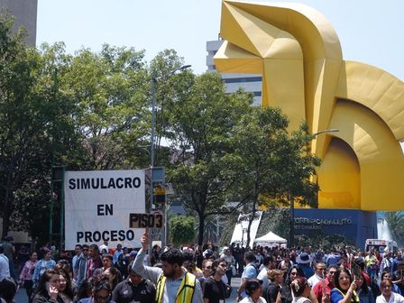 Los puntos de reunión ante sismos deben ser lugares despejados para evitar la caída de objetos | Cuartoscuro