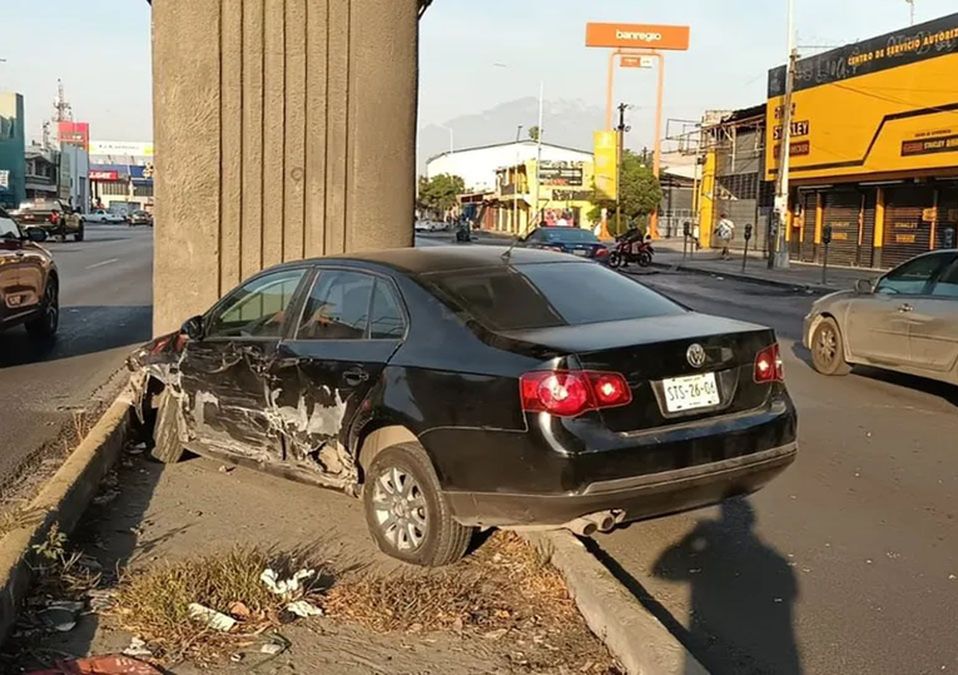 Joven en presunto estado inconveniente provoca accidente en el Centro de Monterrey