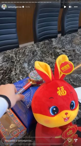 El embajador chino regaló a Mariel un conejo de peluche y un tambor con mango tradicional en la cultura de aquel país. | Cortesía
