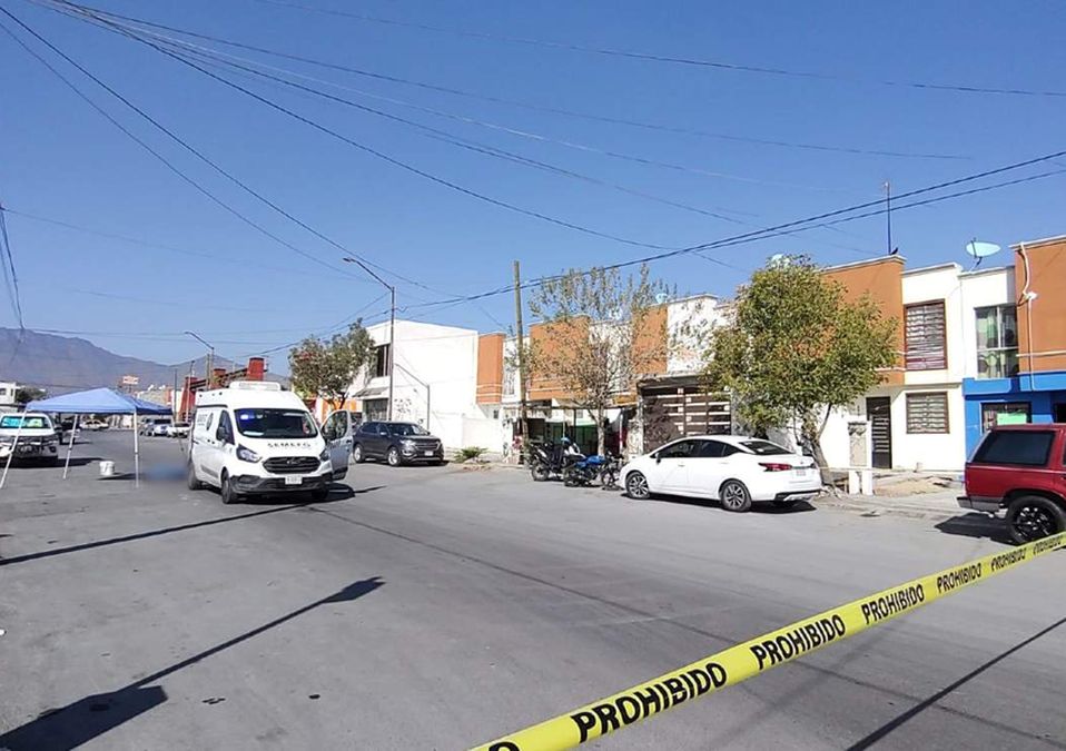 Una mujer de mediana edad murió mientras llevaba agua a su casa. | Agustín Martínez