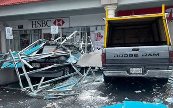 Cae marquesina de plaza comercial en colonia Estanzuela de Monterrey | Angel Mercado
