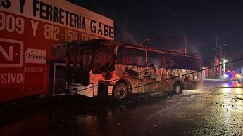 El camión de transporte de personal fue consumido completamente por el fuego. | Pedro Delgado