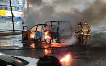 Tras el supuesto enfrentamiento, los estudiantes quemaron una camioneta / Rogelio Agustín.