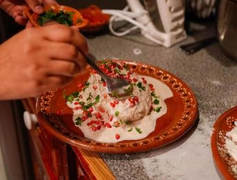 Así se ven los detalles finales de la preparación de chiles en nogada / Agencia Es Imagen