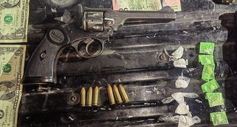Arma y droga asegurada al detenido. | Cortesía