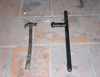 Martillo y tolete utilizados por el detenido. | Cortesía