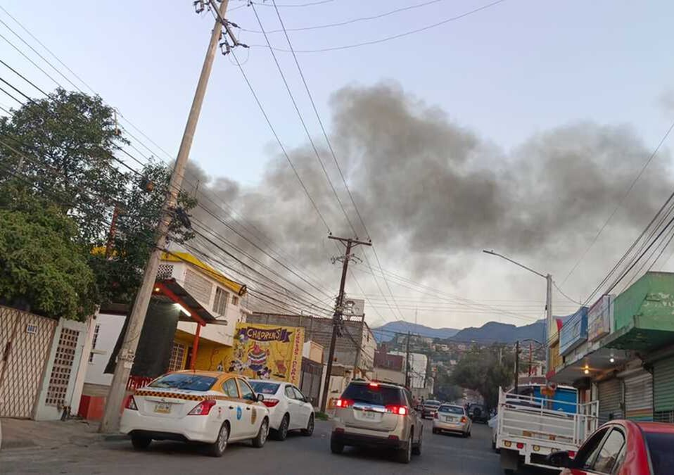 Incendio en taller de carpintería en Monterrey / Especial