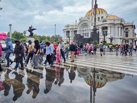 Peatones realizan una fila para evadir un espejo de agua frente al Palacio de Bellas Artes. / Cuartoscuro