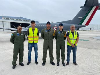 Avión King Air: Capitán Segundo, Mario Rubio, la Teniente Copiloto, Alejandra Castañeda, el ingeniero agrónomo de la Sader, Luis García y el equipo de