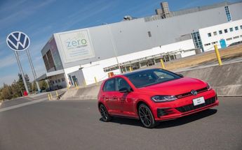 Volkswagen subastó el último auto Golf fabricado en Puebla.
