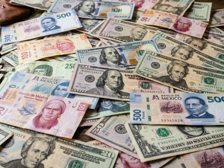 El peso mexicano mantiene una lucha por permanecer estable frente a otras monedas. | Gemini