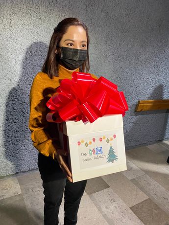 Iraís Reyes, de MC, con un "regalo" de Navidad para Adrian de la Garza". / Kevin Recio