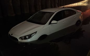 Carro afectado en paso a desnivel en López Mateos